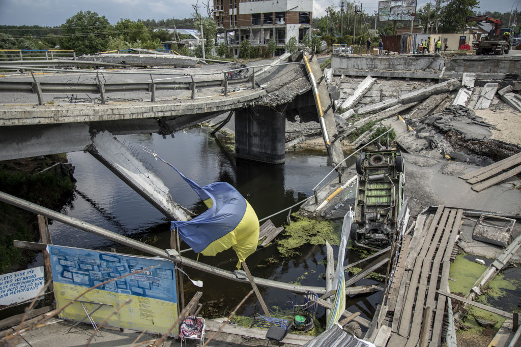 La destrucción de un puente en la región de Kiev por la guerra de Ucrania