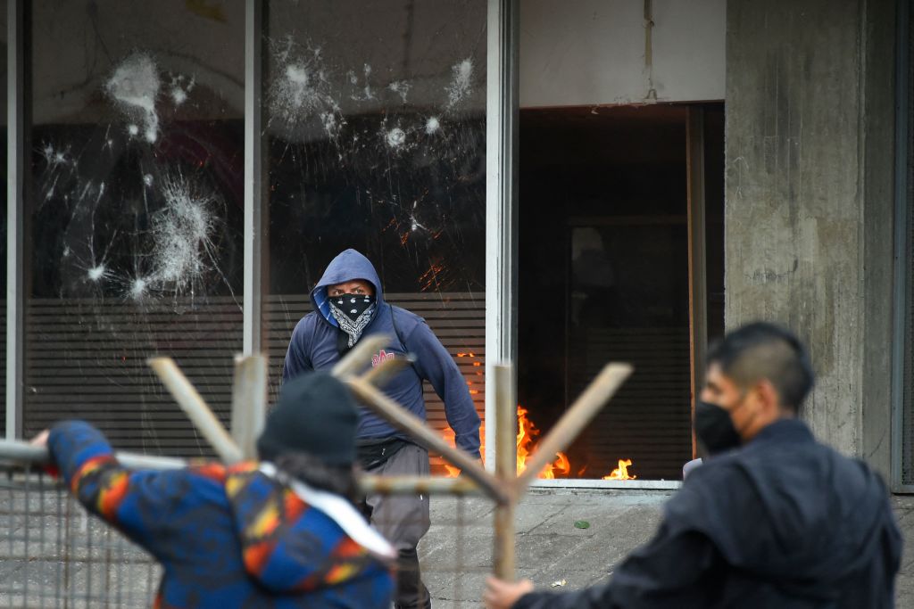 El fuego afecta a una oficina estatal en Ecuador en medio de las protestas