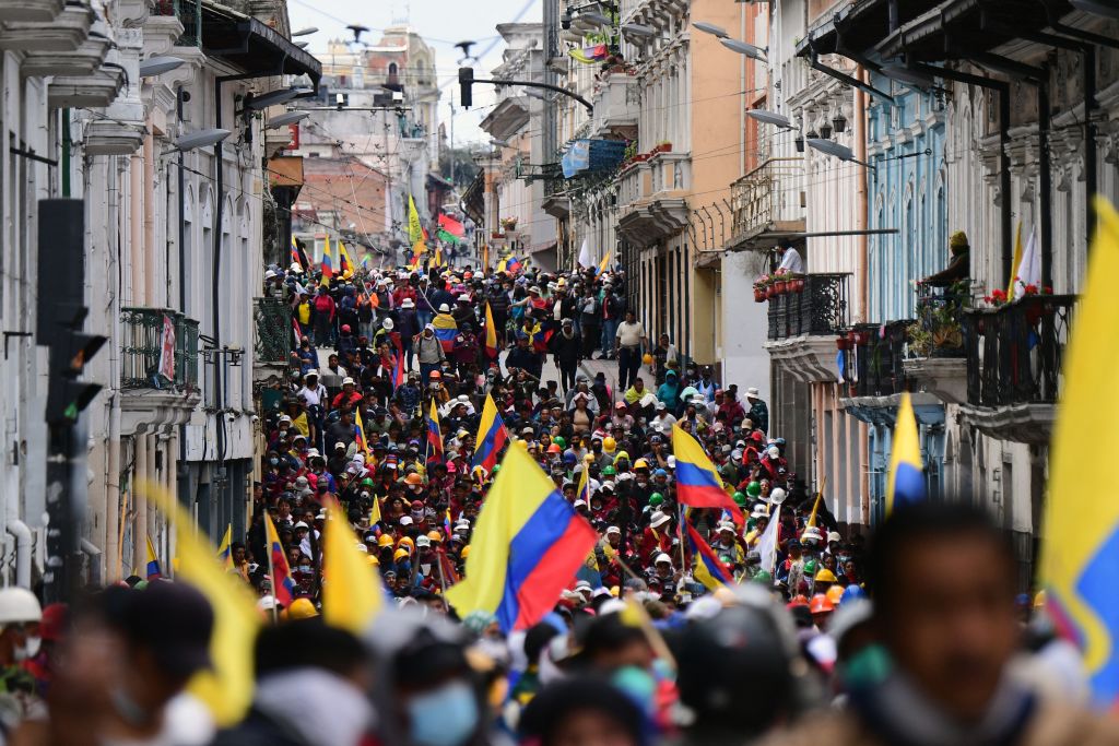 Imagen de una masiva marcha en Ecuador en contra del gobierno