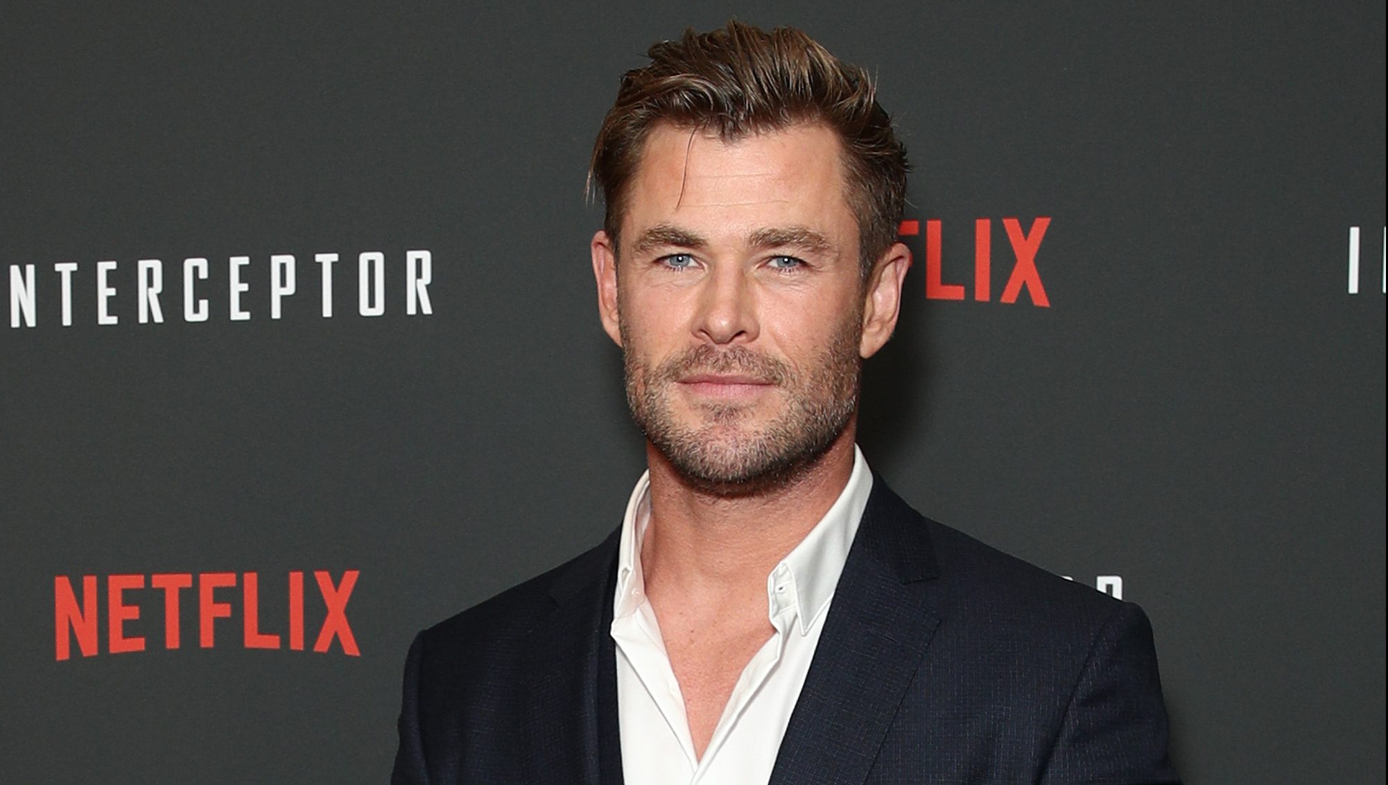 Chris Hemsworth sorprende como extra en la película ‘Interceptor’ de su esposa Elsa Pataky