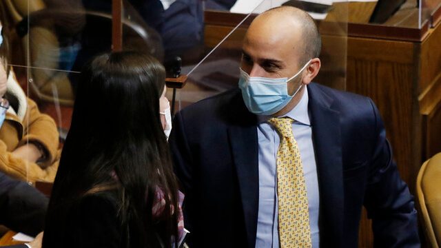 Diputado Andrés Longton votará rechazo “en base a lo que he leído hasta ahora” del borrador de la nueva Constitución