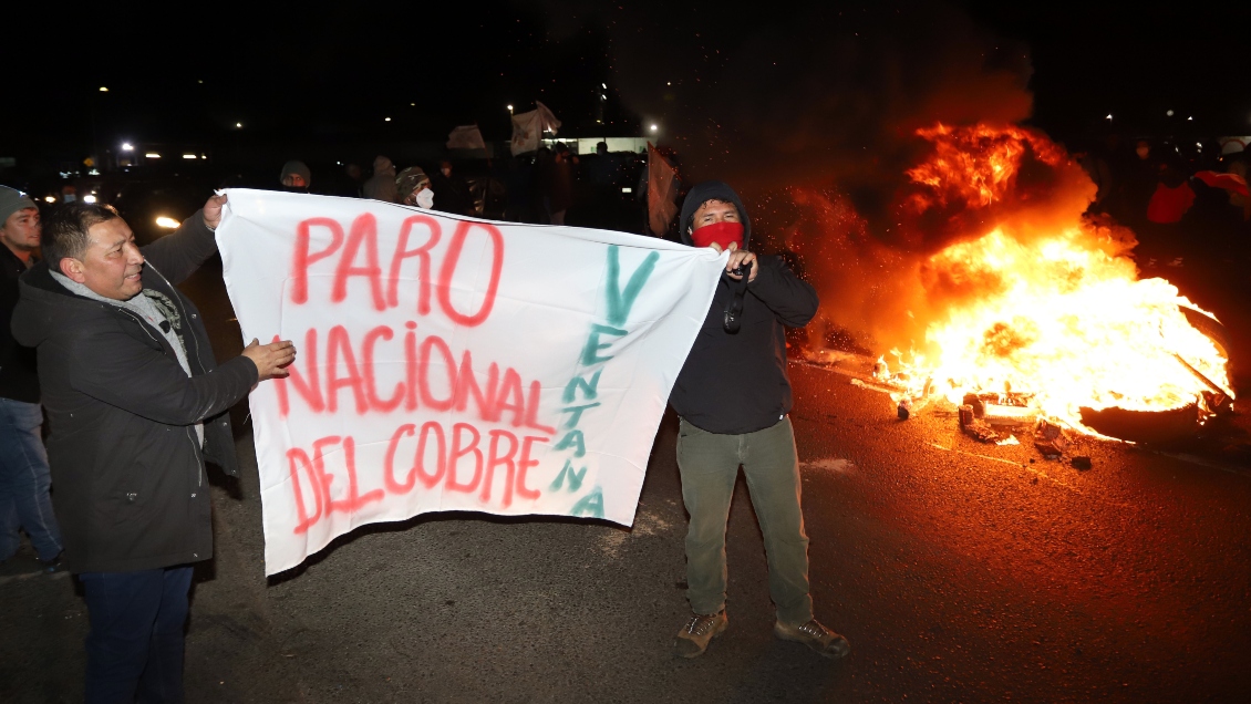 Copper workers begin a national strike after announcing the closure of the Ventanas smelter