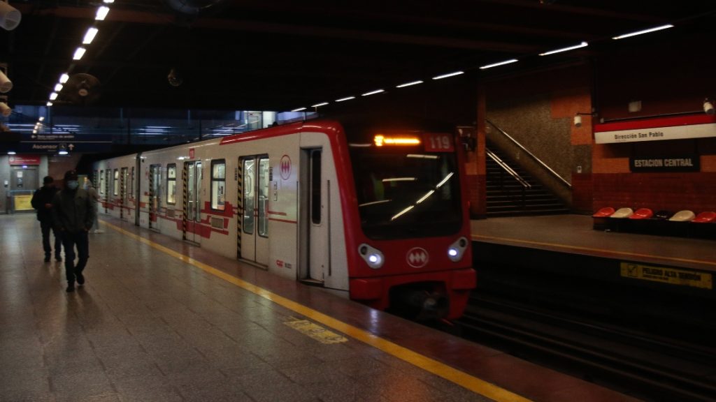 Metro de Santiago anuncia nuevo horario de apertura para los días sábados