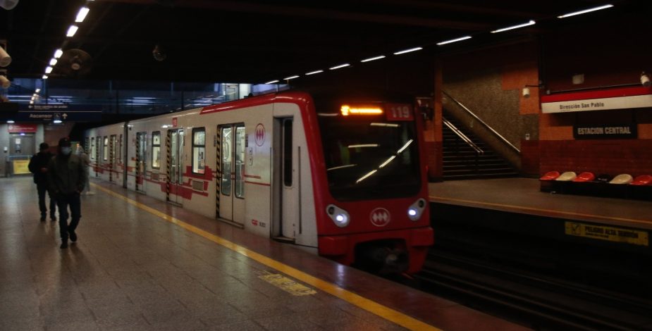 Metro de Santiago anuncia nuevo horario de apertura para los días sábados