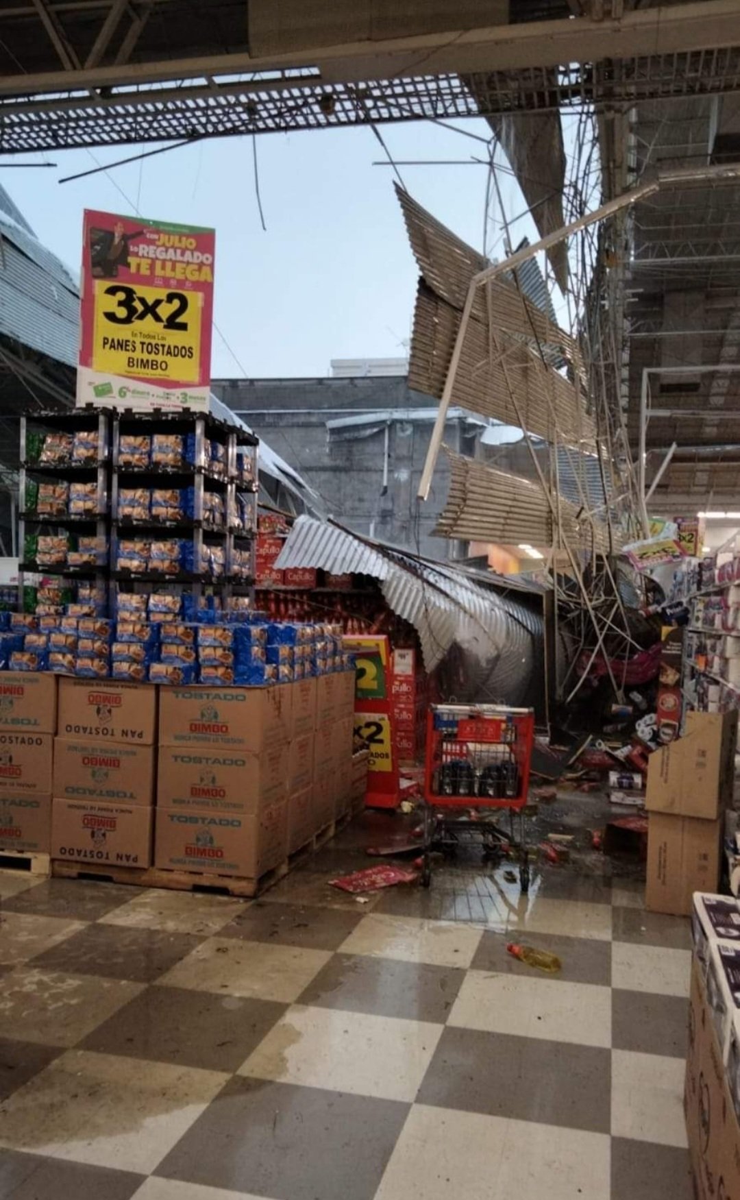 El techo caído de un supermercado en Mixcoac