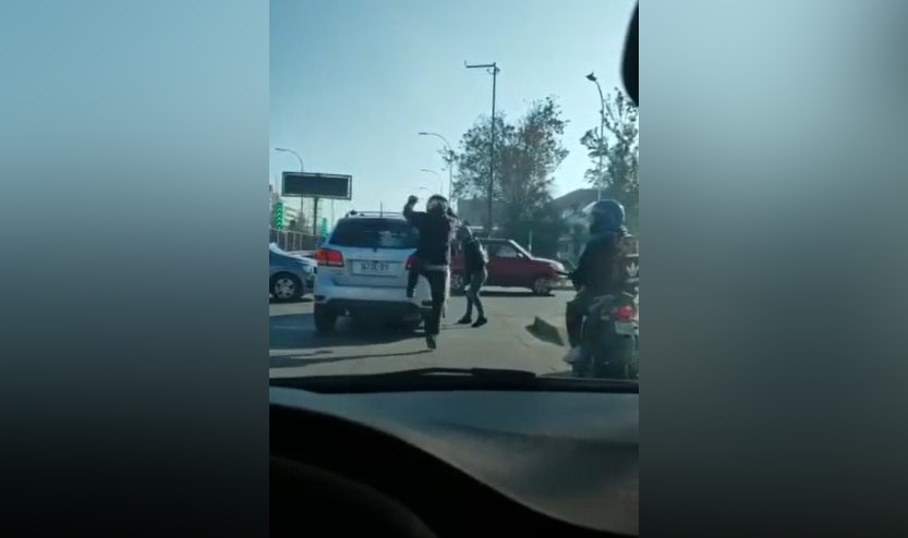 Conductor protagonizó pelea con motoristas y arrastró el vehículo de uno de ellos por la autopista