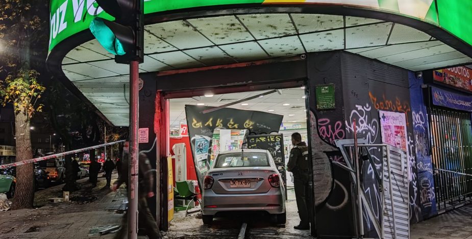 Accidente en Irarrázaval: automóvil terminó al interior de una farmacia