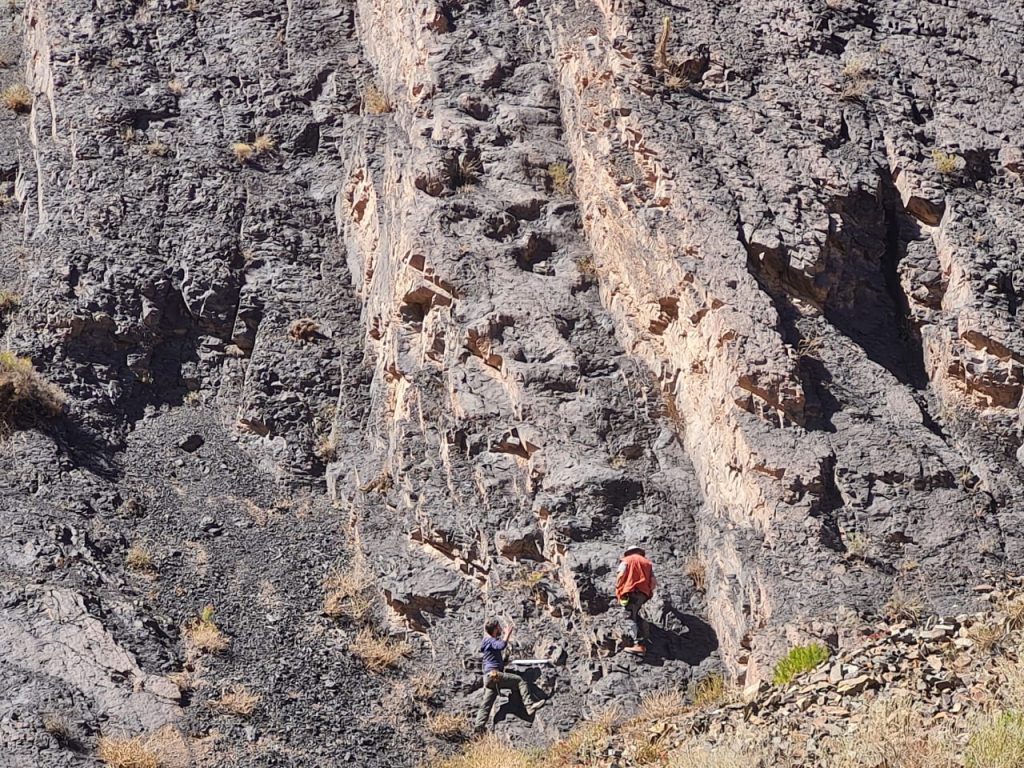 Expedición descubre más de mil huellas de dinosaurios en el norte de Chile