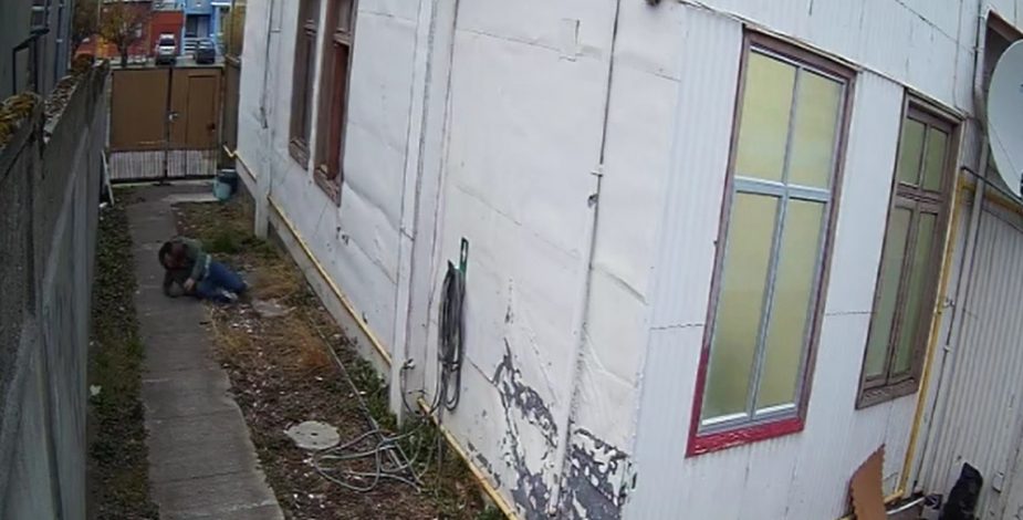 Arrancó para no pagar: hombre se tiró desde la ventana de un prostíbulo en Punta Arenas