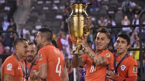 "No van al Mundial": hinchas de Emelec se burlaron de Eduardo Vargas en el duelo de Copa Libertadores