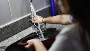 Corte de agua en Santiago: revisa cuándo y en qué comunas se suspenderá el suministro
