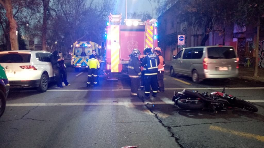 Accidente de tránsito en Santiago Centro deja un motociclista lesionado