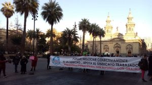 Comerciantes ambulantes de barrio Meiggs protestan frente a la municipalidad de Santiago
