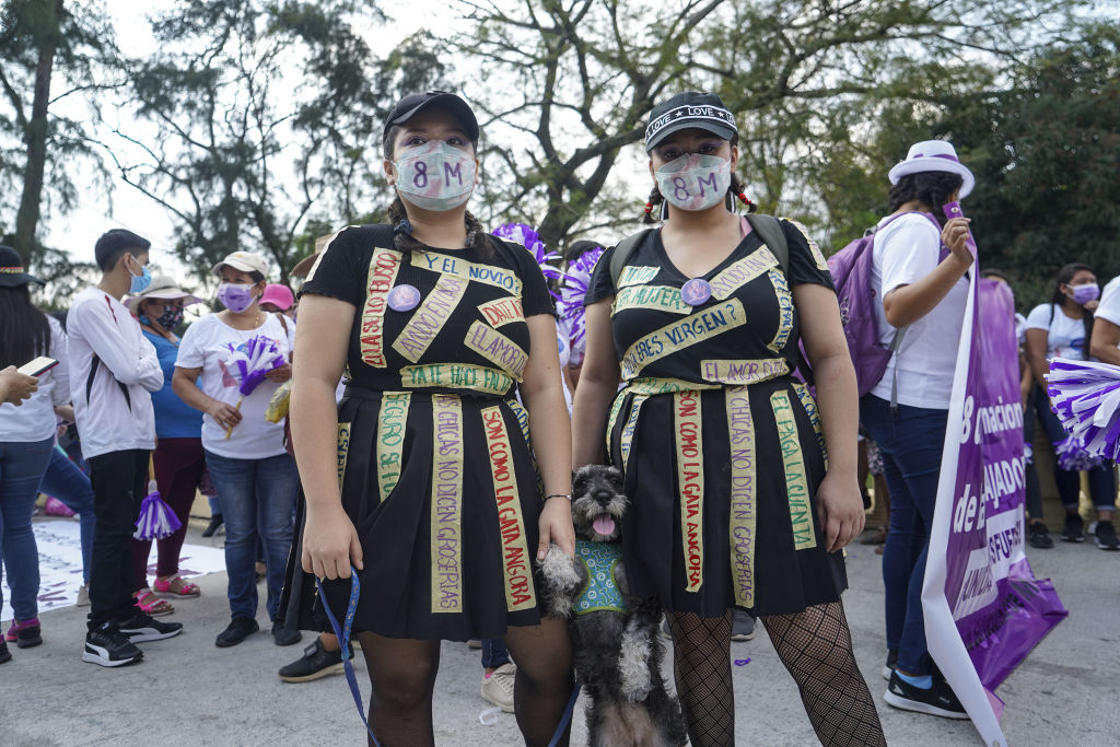 Mujeres rechazan condenas por aborto en la ciudad de San Salvador