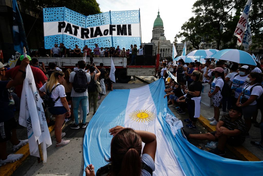 Protesta contra el FMI frente a la sede del congreso en Buenos Aires
