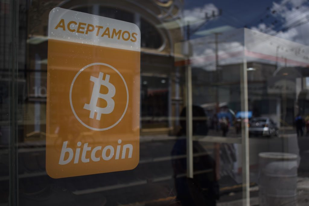 El Salvador compra más Bitcoin pese a su abrupta caída