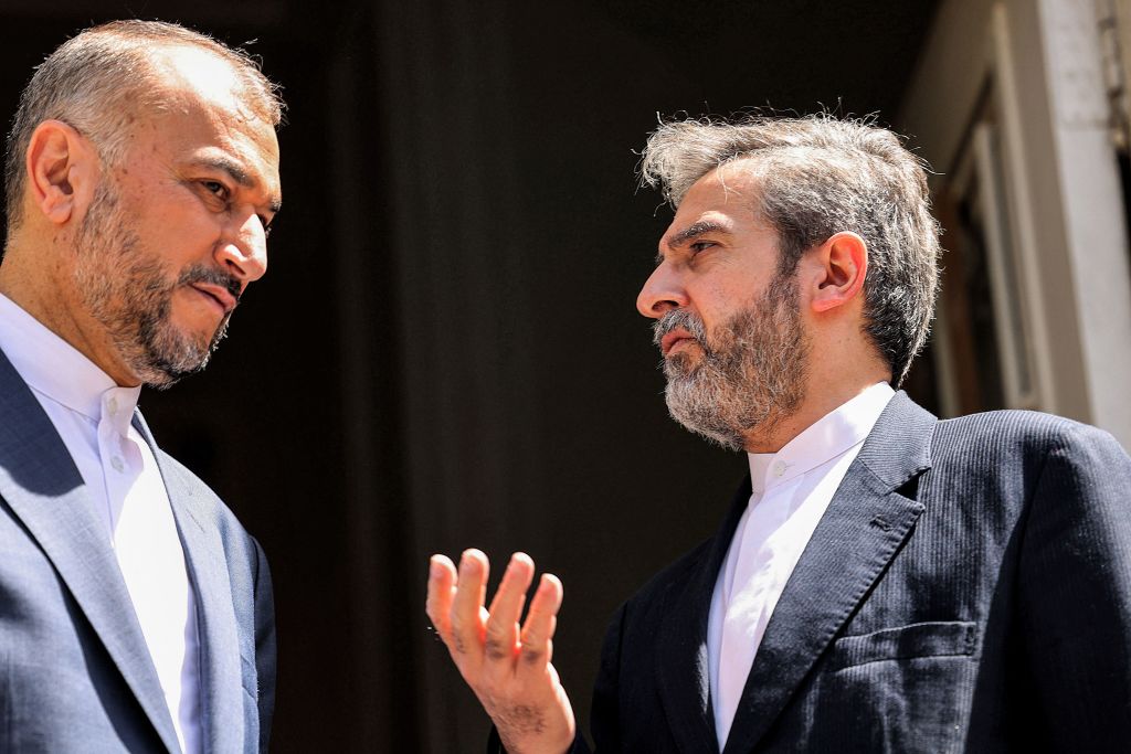 Canciller iraní Hossein Amir-Abdollahian junto a jefe nuclear Ali Bagheri Kani