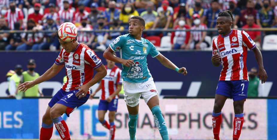 León de Víctor Dávila debutó con triunfo en la Liga MX Apertura pese a un autogol de Byron Castillo