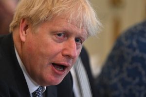 Johnson pierde a dos ministros de gobierno del Reino Unido