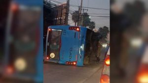 Quilpué: al menos 11 personas heridas tras volcamientos de bus de la locomoción colectiva