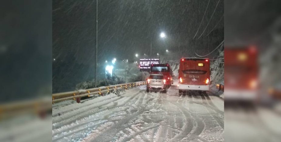 Lluvia y nieve en Santiago: Reportan calles anegadas y tránsito interrumpido en la Región Metropolitana