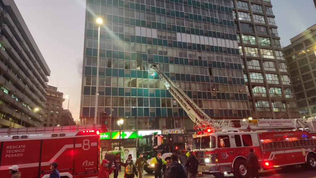 Se registra incendio estructural en edificio de Ahumada con Alameda
