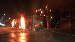 Protestas en Estación Central: queman bus del transporte público en Villa Francia