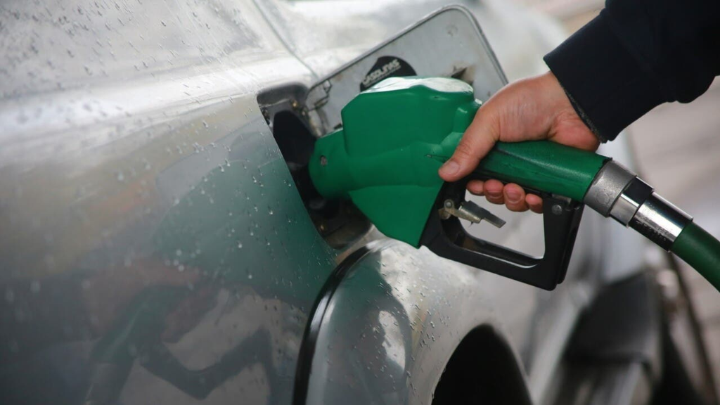 Precios de las bencinas: revisa dónde está el combustible más barato en Santiago y el resto de Chile