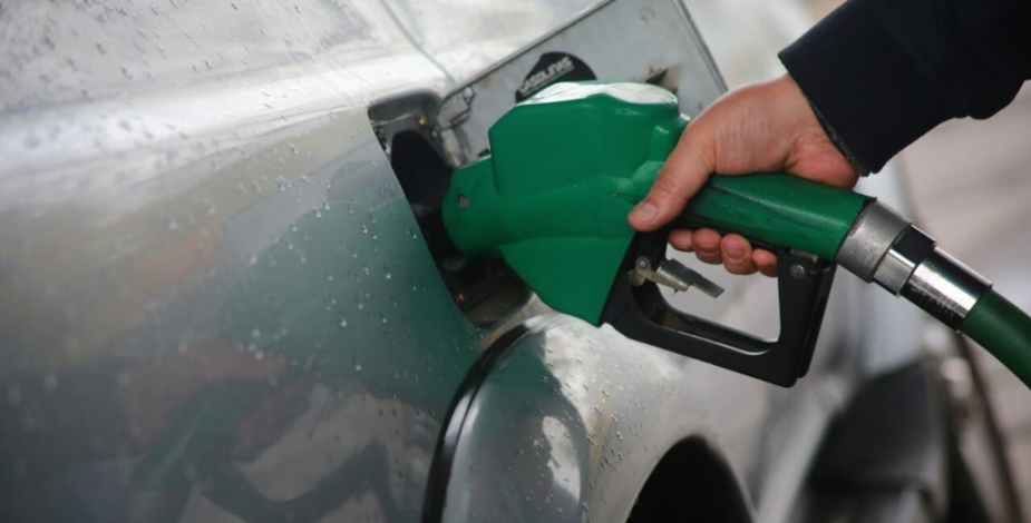 Economista y precio de las bencinas: “Los precios van a seguir al alza por muchas semanas más”