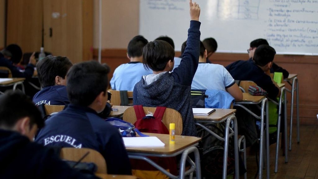 Con un "enfoque más inclusivo": Investigadores proponen reformular las clases de religión en el sistema escolar chileno