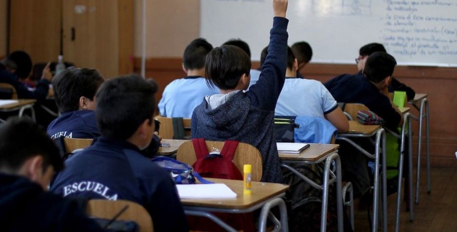 Con un “enfoque más inclusivo”: Investigadores proponen reformular las clases de religión en el sistema escolar chileno
