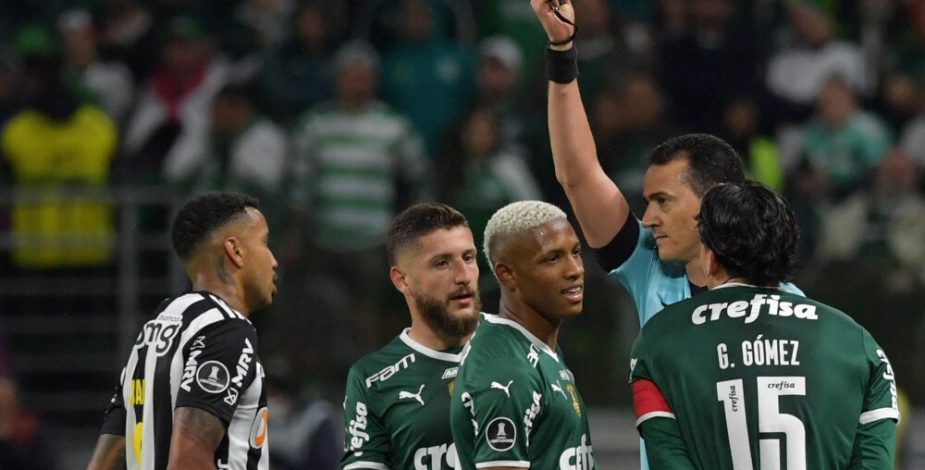 Los dos durísimos planchazos que dejaron a Palmeiras con nueve hombres ante el Mineiro por los cuartos de Copa Libertadores