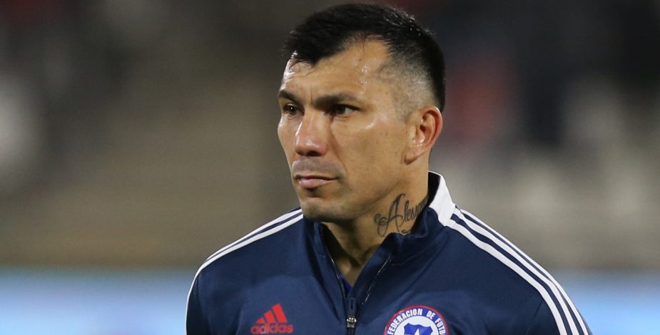 Seremi de Salud Metropolitana se suma a denuncia contra Gary Medel por “funa” del defensor en el Movistar Arena