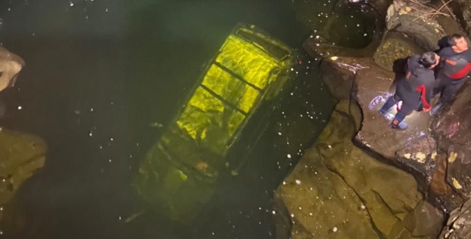 Los Lagos: Familia muere tras caída de vehículo en río de Hualaihué