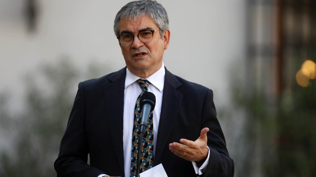 Marcel afirma que caída del dólar permitiría disminuir la inflación y la subida del precio en combustibles