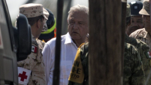 Presidente de México viaja a zona donde diez mineros continúan atrapados