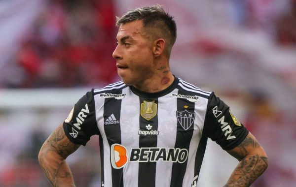 Eduardo Vargas recibe duras críticas de su DT tras ser expulsado en Copa Libertadores: "No podemos aceptarlo"