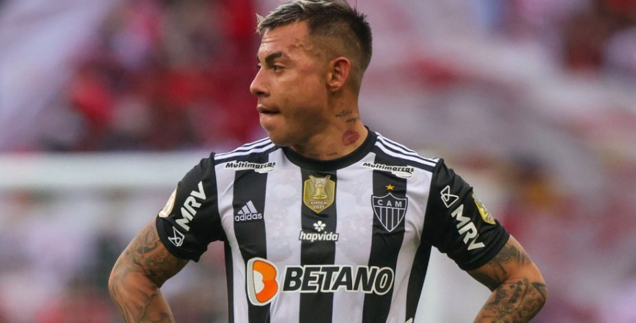 Eduardo Vargas recibe duras críticas de su DT tras ser expulsado en Copa Libertadores: “No podemos aceptarlo”