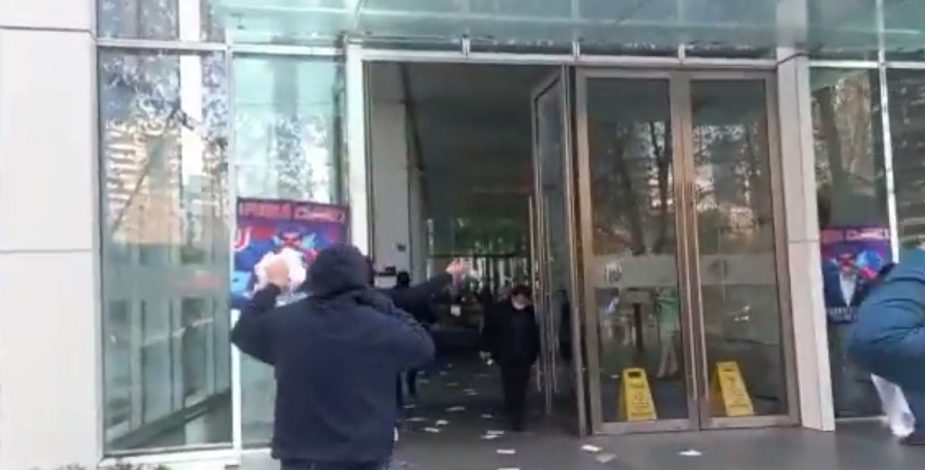 Hinchas de la U de Chile llegan hasta las oficinas de Sartor para protestar contra dirigencia del club