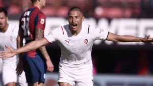 Leandro Benegas se viste de héroe y con su gol evita la derrota de Independiente ante Lanús