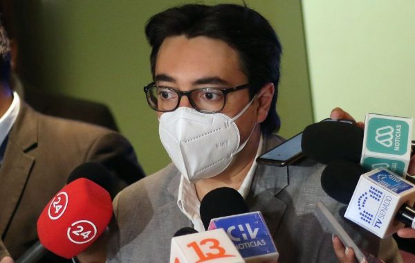 Senador Latorre por críticas al acuerdo por el Apruebo: "No creo que los alcaldes Sharp y Jadue sean representantes de los movimientos sociales"