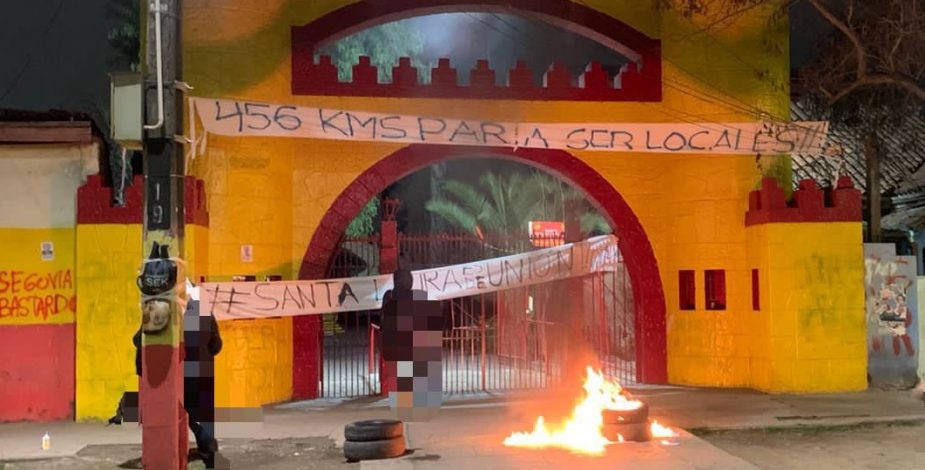 Barristas de Unión Española prenden fuego y rayan el Santa Laura en protesta contra la dirigencia