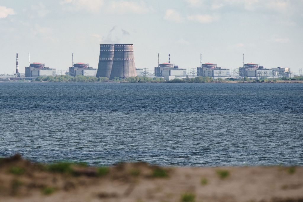 Imagen lejana de la planta nuclear Zaporizhzhia en el sureste de Ucrania