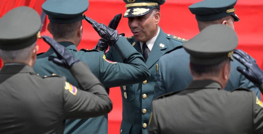 Presidente de Colombia cambia cúpulas de FFAA y Policía