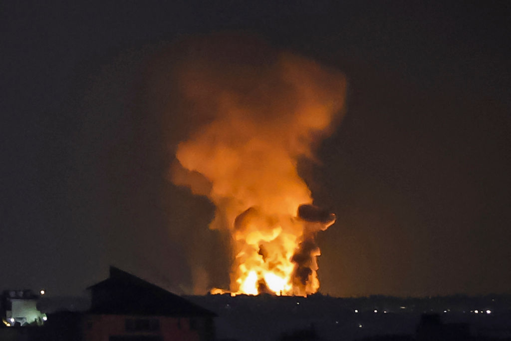 El incendio que genera un ataque con proyectiles de Israel sobre Gaza