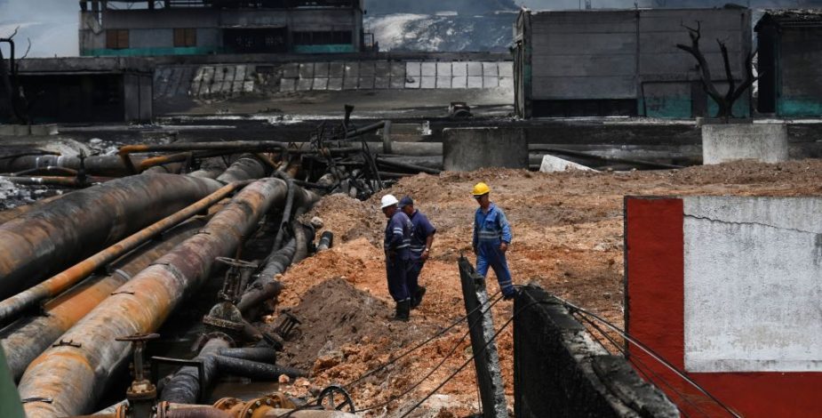 Cuba anuncia el control del incendio en depósitos de petróleo