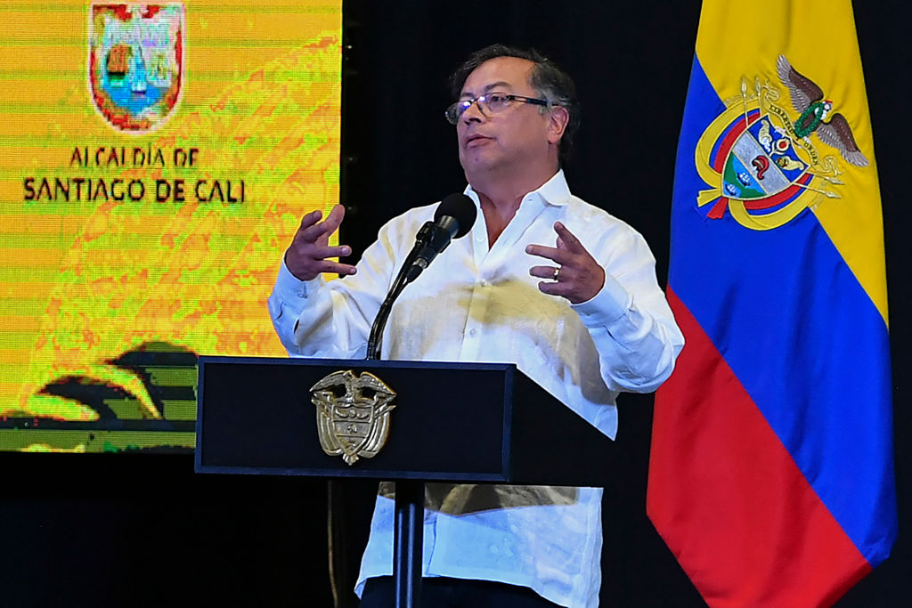 El presidente de Colombia, Gustavo Petro, habla en Yumbo con alcaldes