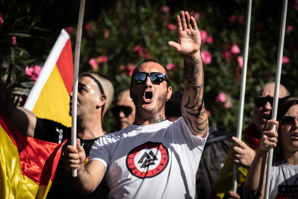 Grupo de neonazis españoles con símbolos vinculados al franquismo