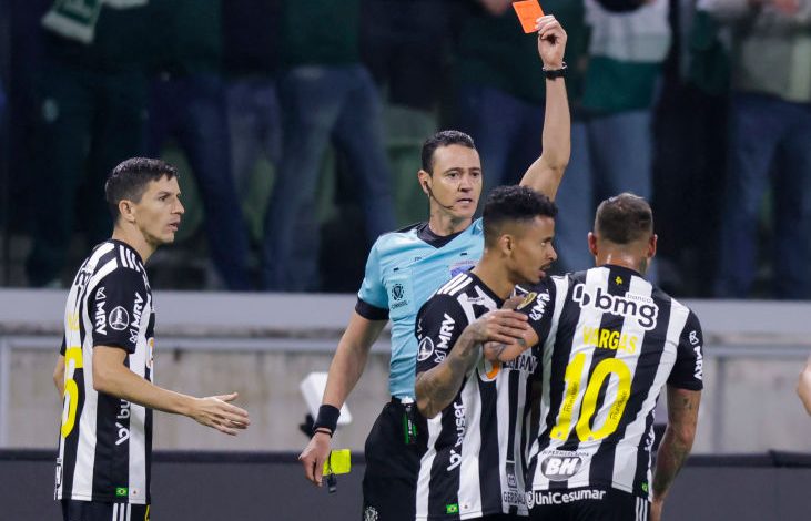Atlético Mineiro confirma multa económica a Eduardo Vargas por su expulsión en Copa Libertadores