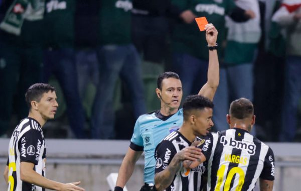 Atlético Mineiro confirma multa económica a Eduardo Vargas por su expulsión en Copa Libertadores